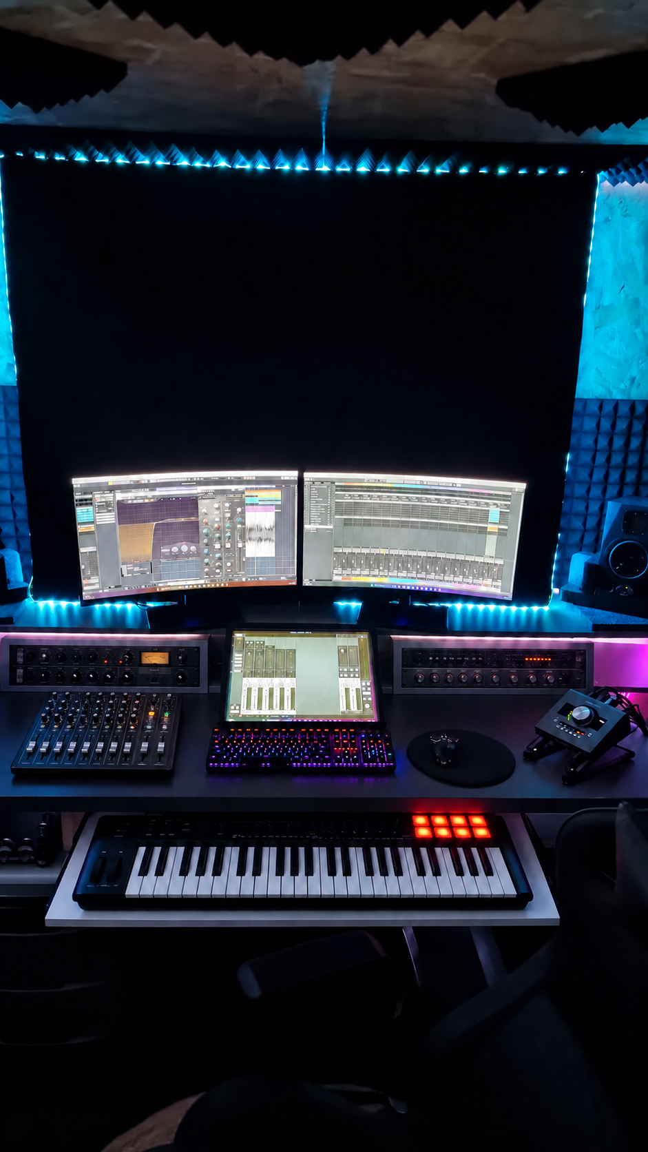 Illustration retouchée du studio avec ajout de racks et d’une table de mixage